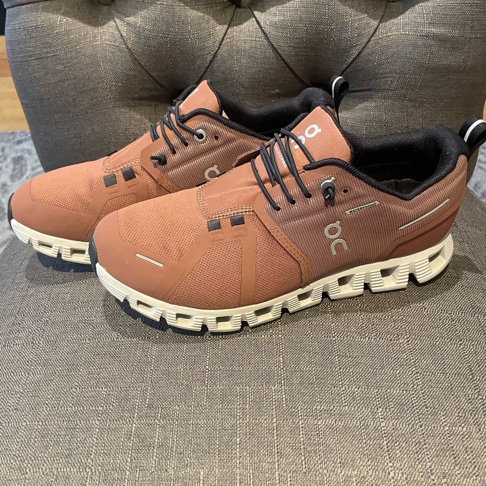 ON Cloud 5 Waterproof Sneakers in Cocoa|Frost Womens Size 7.5